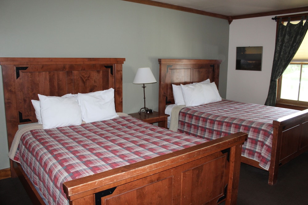 Room, 2 Queen Beds (Warren Wing, Full Bathroom) photo 1