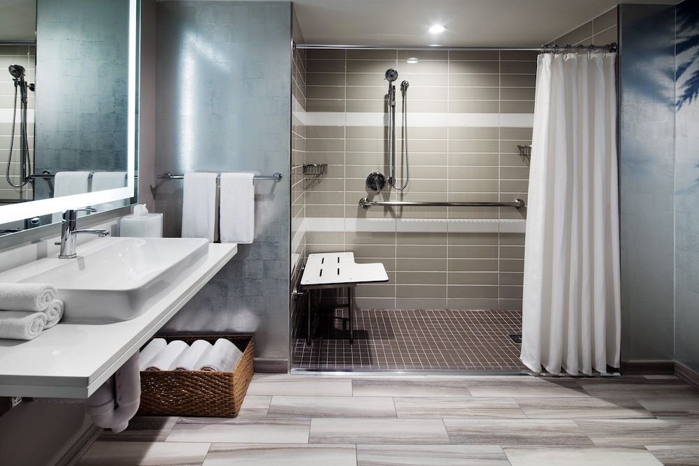 Suite, 1 Bedroom (Mobility/Hearing Access, Roll-In Shwr) thumbnail 6