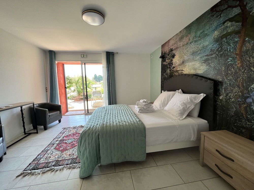 Comfort Double Room, Ensuite (La Baguenaude) photo 3