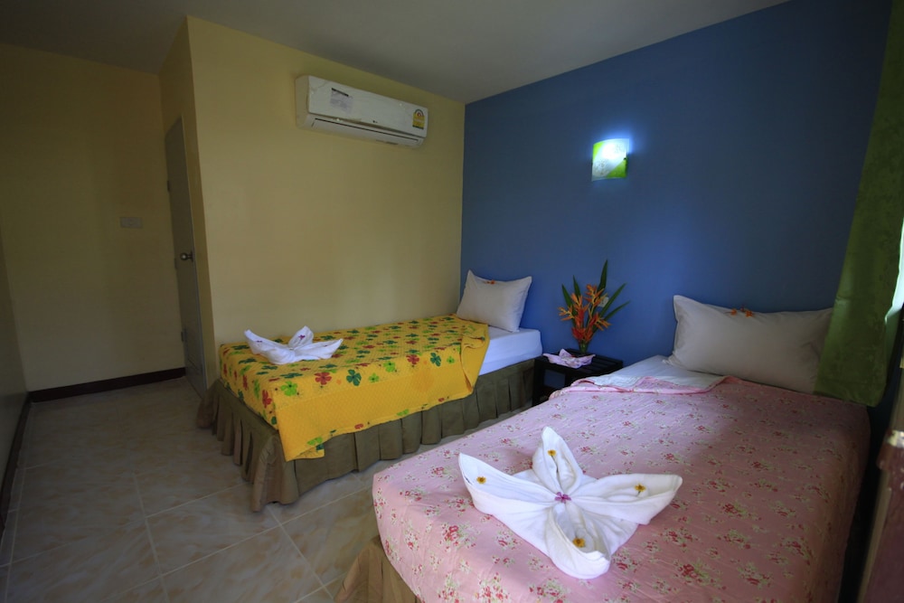 Standard Twin Room Fan Only photo 2