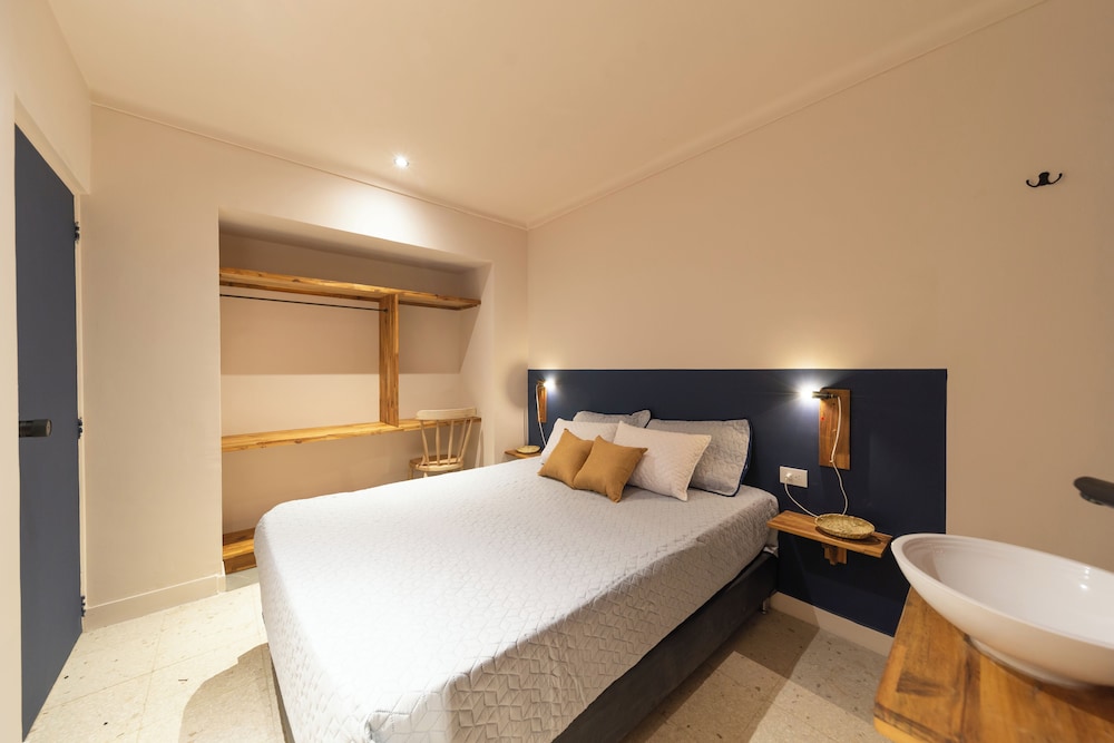 Standard Room, 1 Queen Bed, Ensuite photo 3