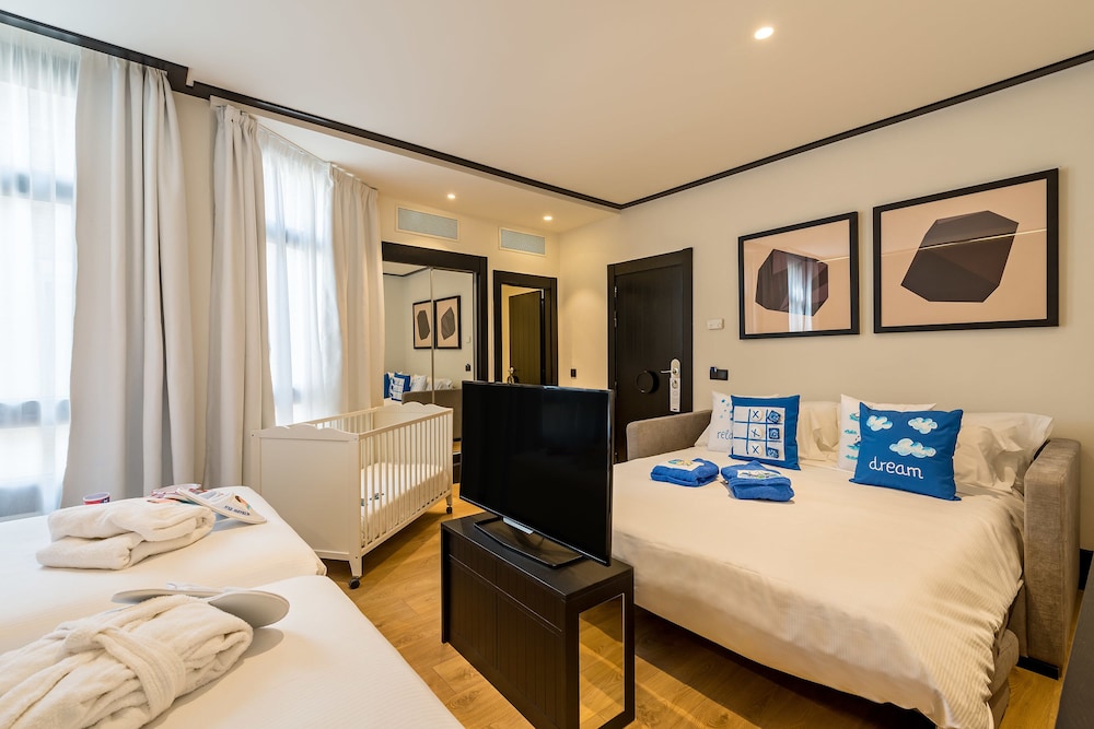 Superior Room (2 adults + 1 child)