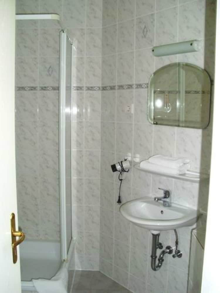Double Room - Photo 6