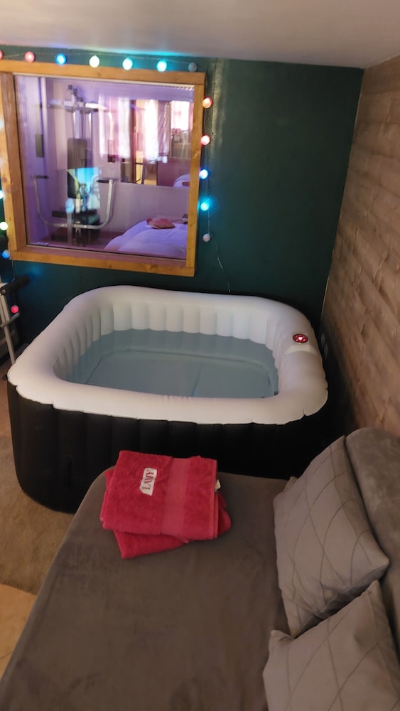 Classic Jacuzzi Apartment photo 1
