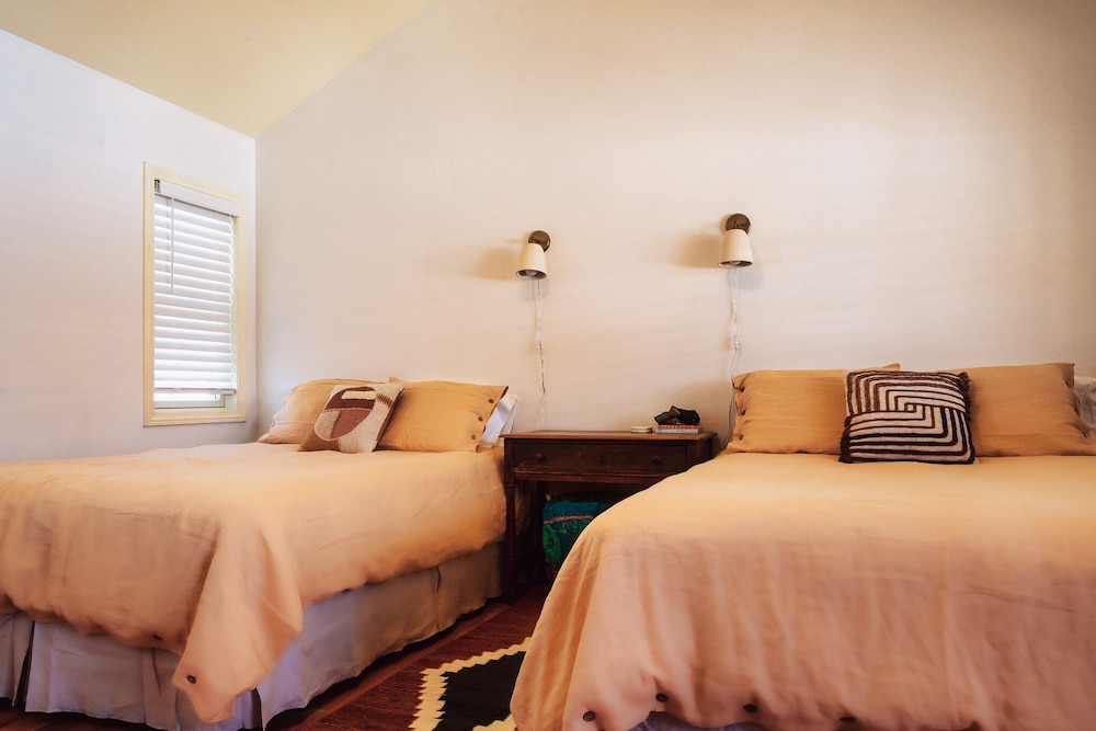 Deluxe Room, 2 Queens (River Room) photo 1