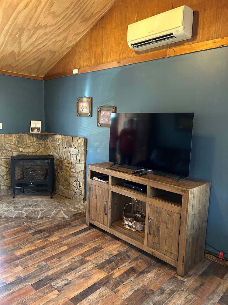 Economy Cabin, 1 Queen Bed, Fireplace photo 2