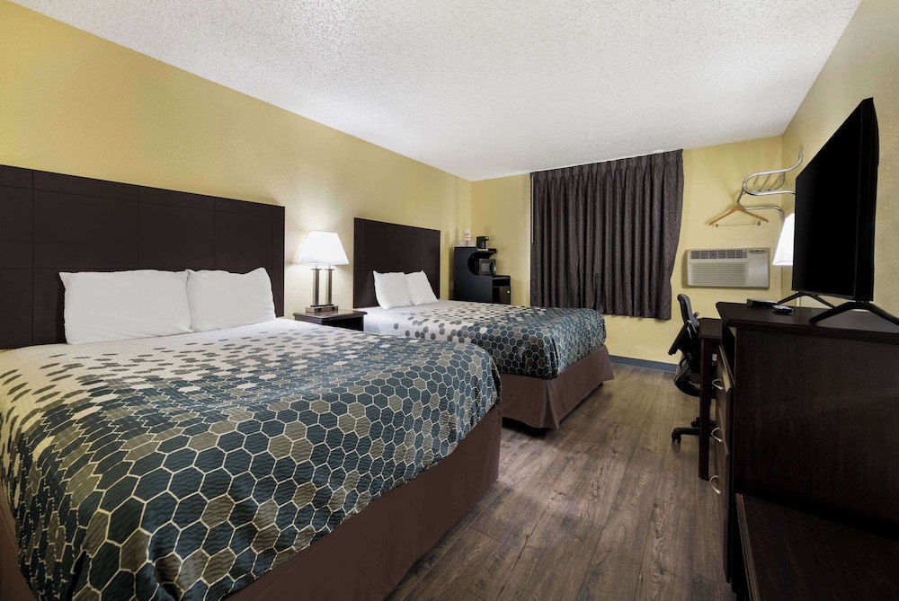 Standard Room, 2 Queen Beds, Non Smoking - Photo 1
