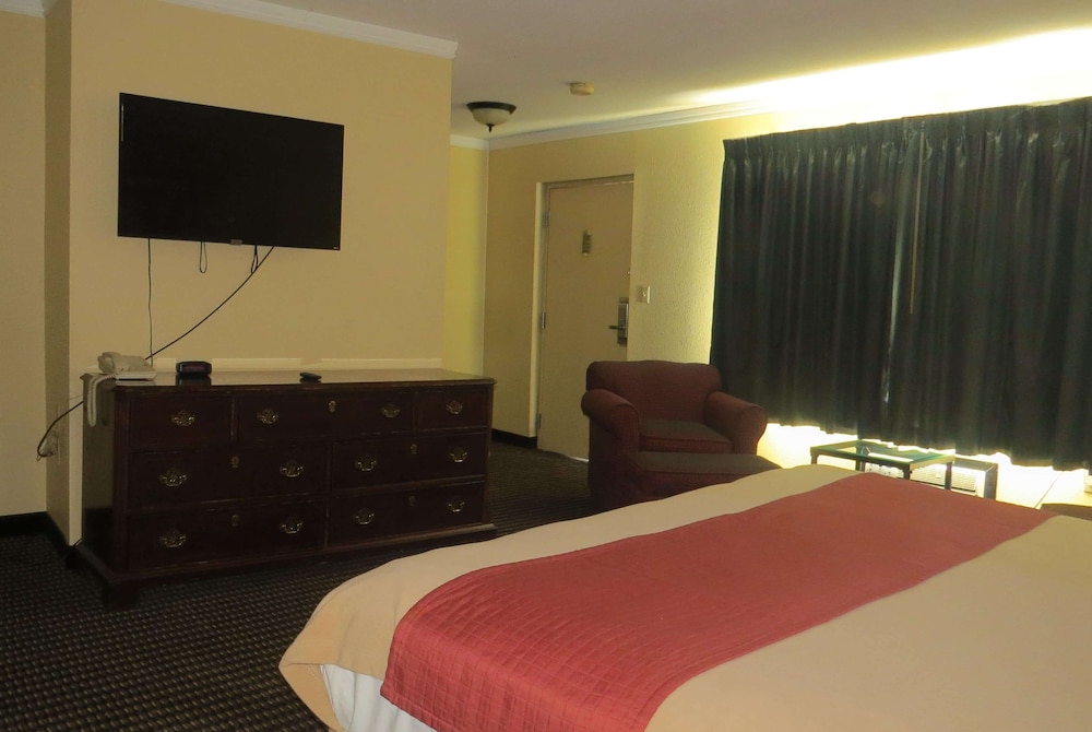 Room, 1 King Bed, Non Smoking - Photo 5