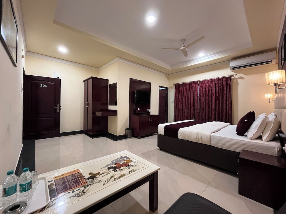 Deluxe Room, 1 King Bed photo 2