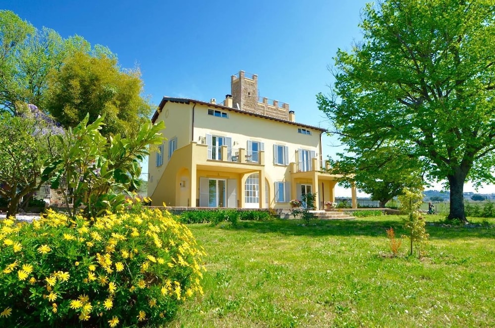 House, 4 Bedrooms photo 2