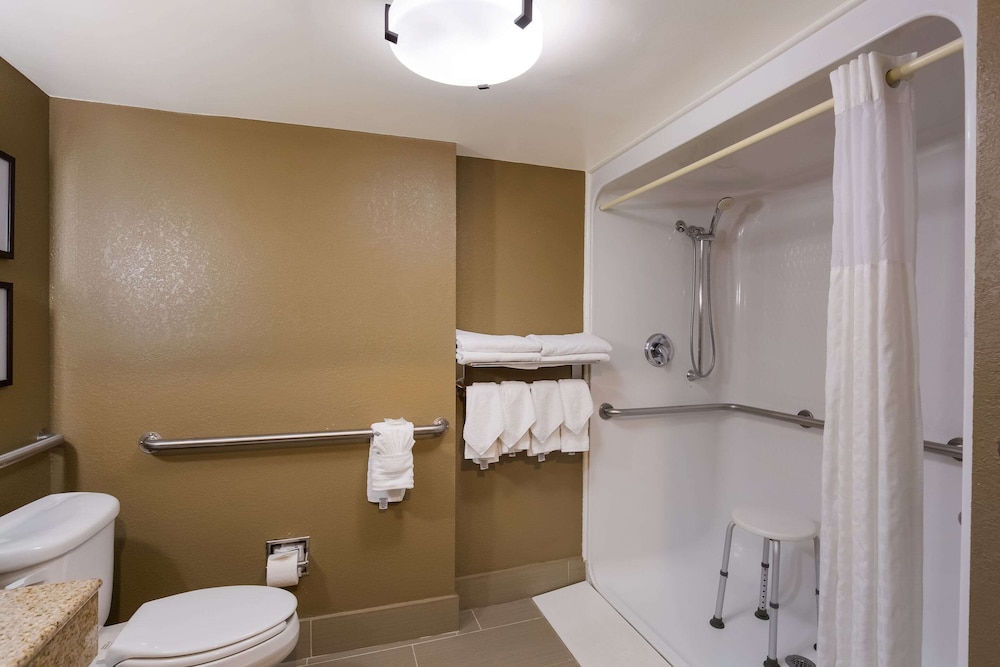 Suite, 1 Queen Bed with Sofa bed, Accessible, Non Smoking - Photo 4