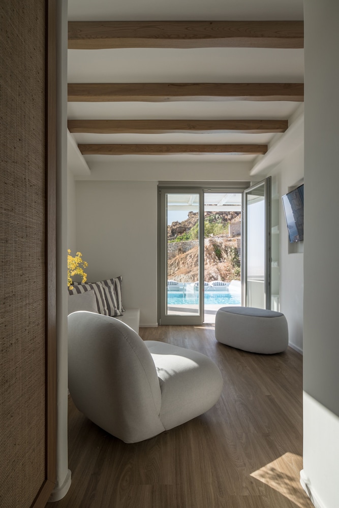 Grand Suite with pool - Photo 3