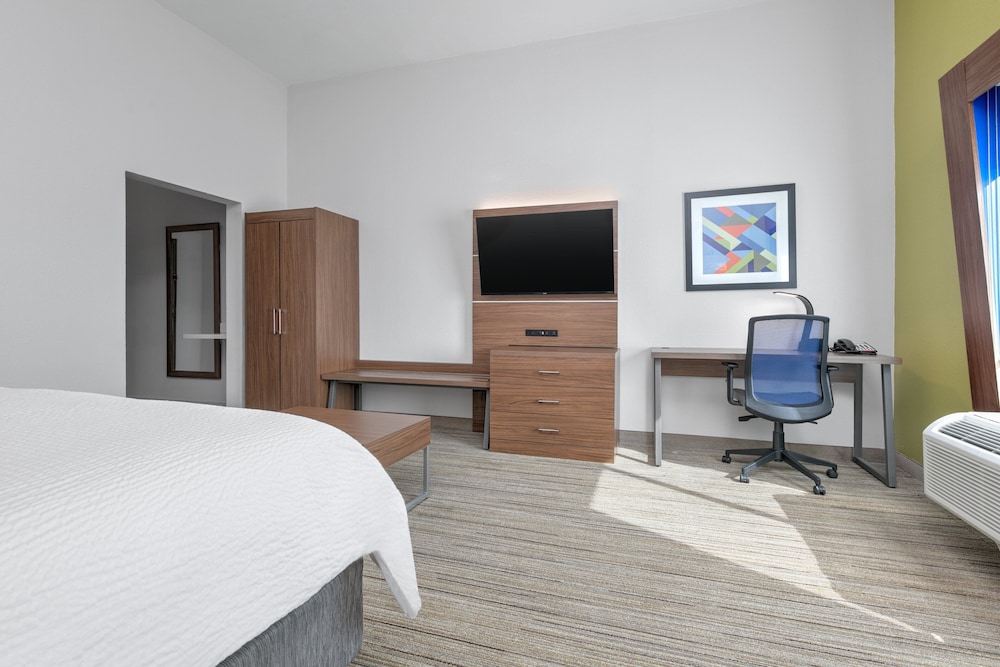 Room, 1 King Bed, Mobility Accessible (Communications, Roll-In Shower) - Photo 3