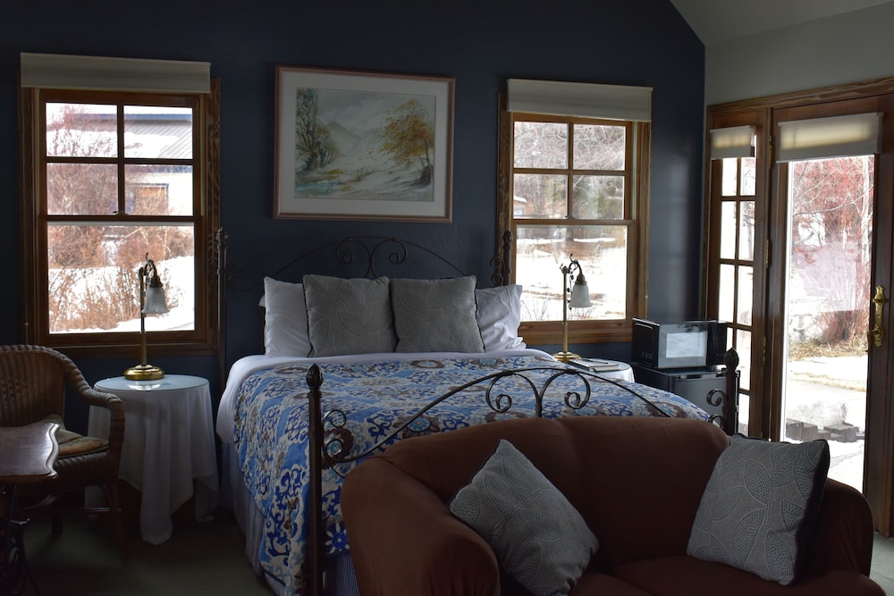 Standard Cottage, Accessible, Ensuite (Red Baron) photo 1