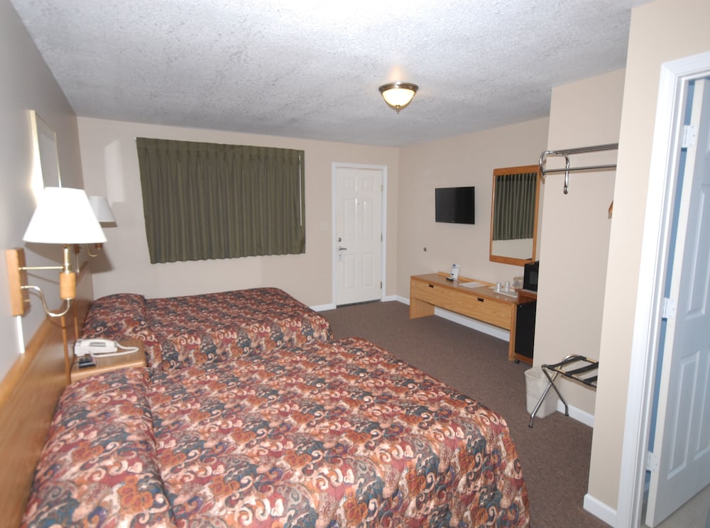 Deluxe Room, 2 Queen Beds, Non Smoking, Refrigerator & Microwave