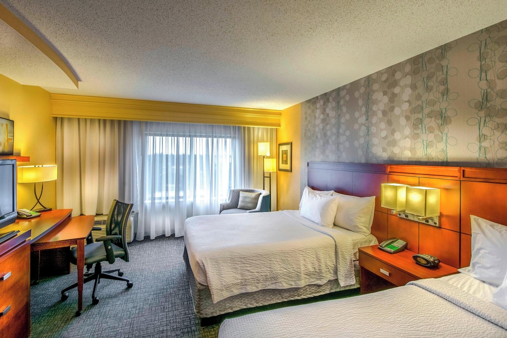 Room, 2 Queen Beds (Mobility/Hearing Accessible, Tub) photo 1