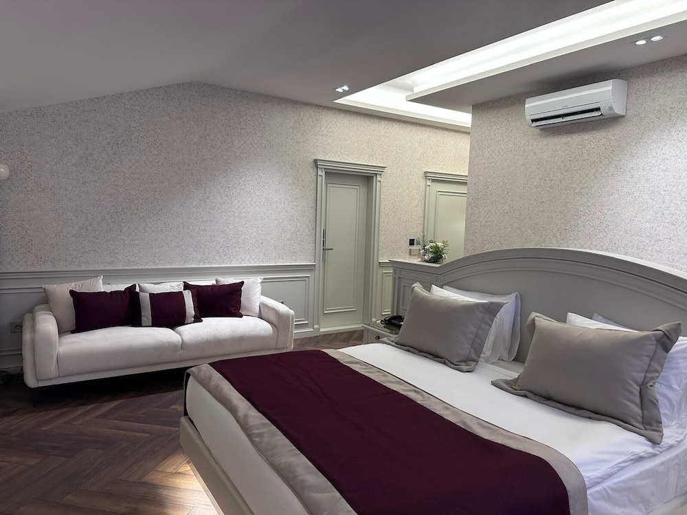 Suite, 1 King Bed photo 3