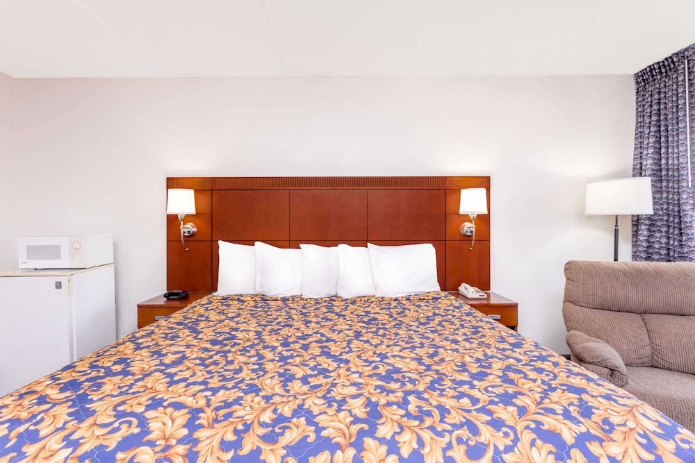 1 King Bed, Mobility Accessible Room, Bathtub w/ Grab Bars, Non-Smoking - Photo 1