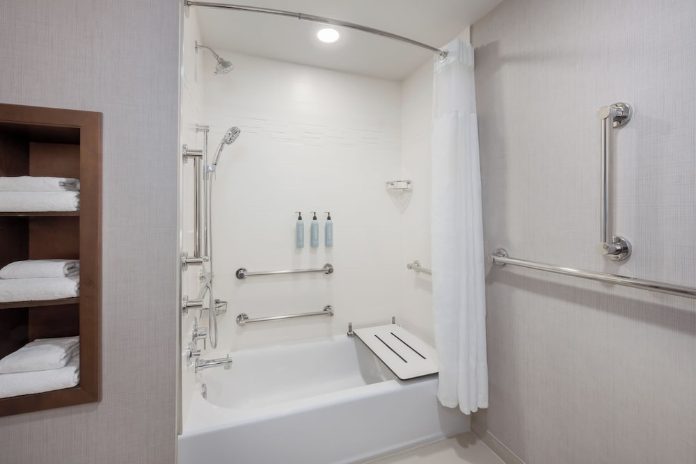 Suite, 1 Bedroom, Smoking, Corner (Mobility Accessible, Tub) photo 1