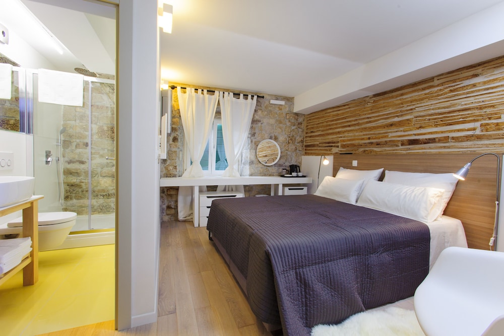 Delux Double Room 3, City view photo 1