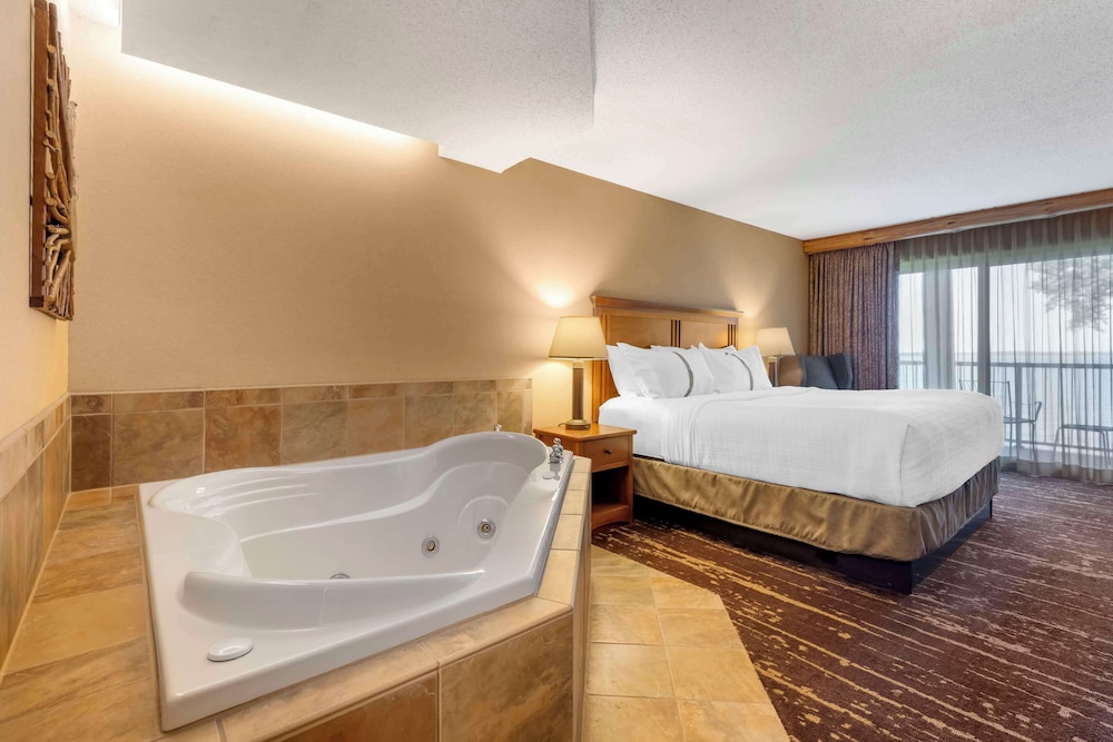 Suite, 1 King Bed, Jetted Tub, Lakeside