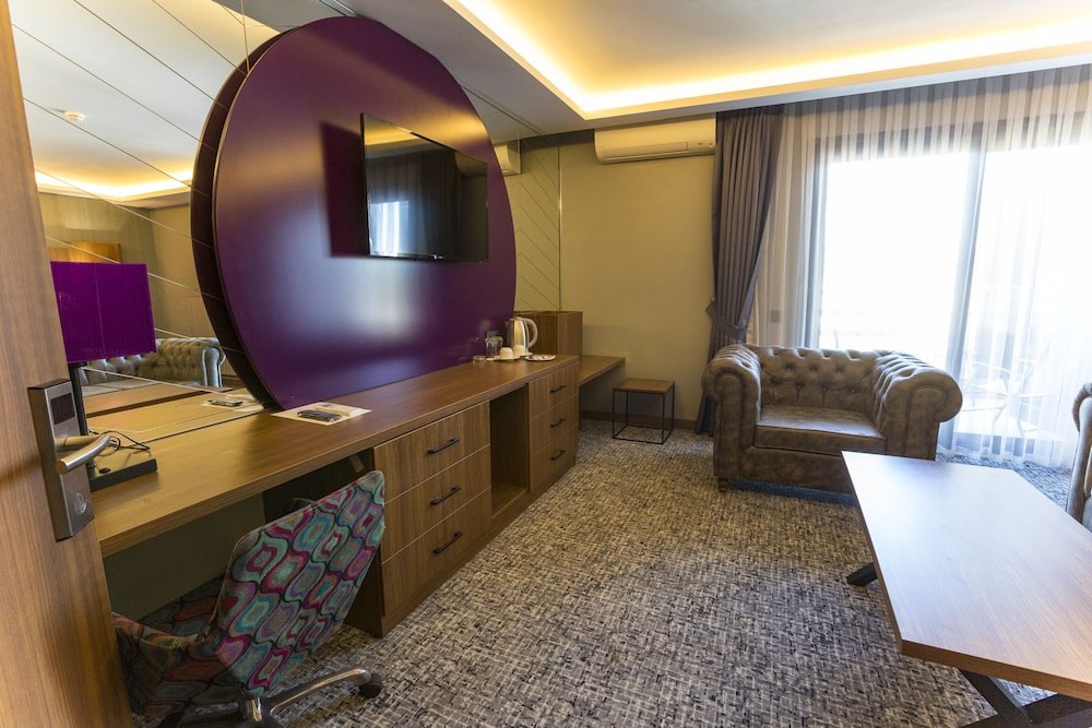 Suite, City View