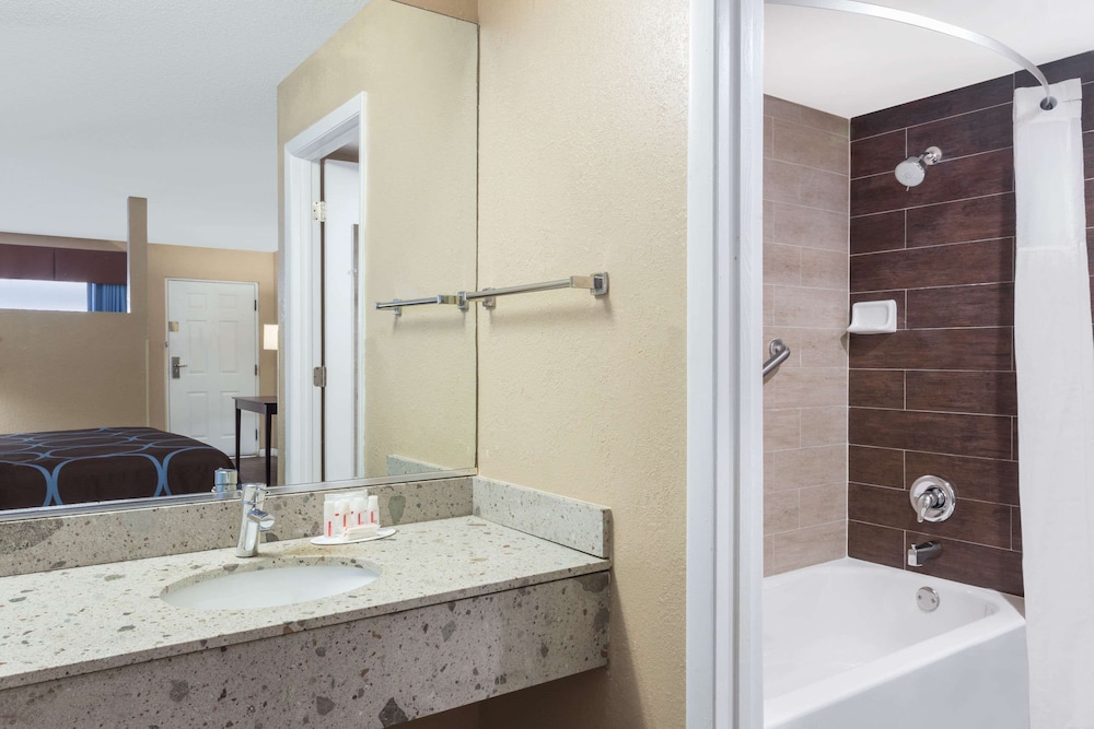 Room, 1 Queen Bed, Accessible, Smoking (Mobility/Hearing Impaired) - Photo 2