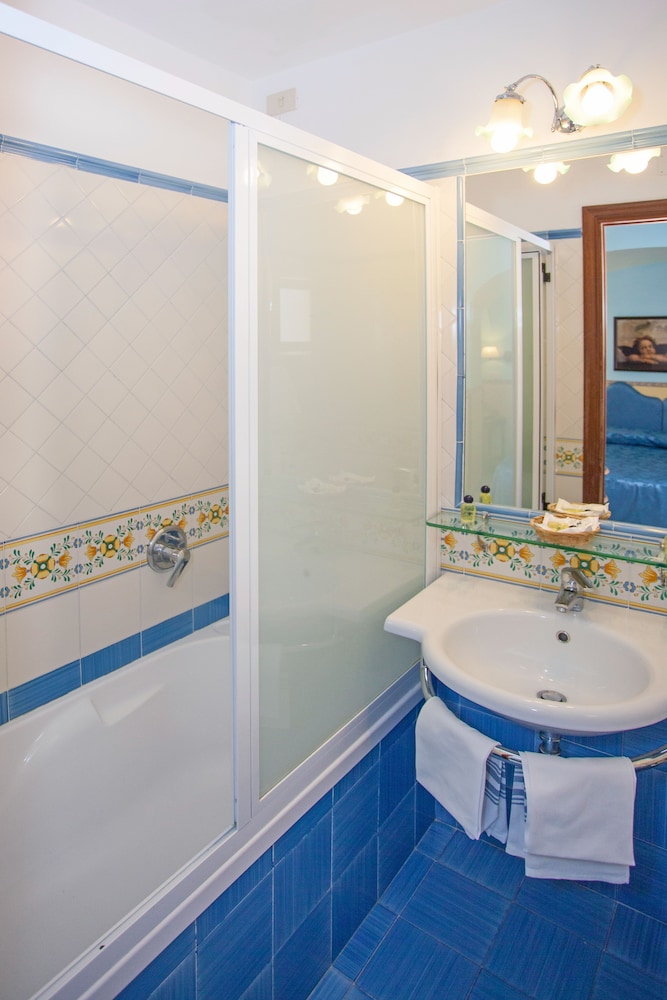 Classic Double Room - Photo 8