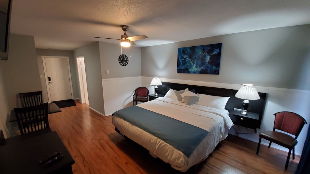 Deluxe Studio, 1 King Bed, Kitchenette, Mountain View (Rm 4)