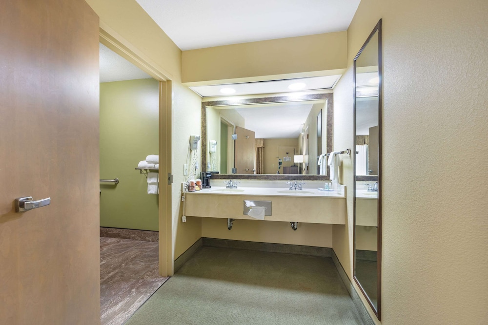 Room, 1 King Bed, Accessible, Non Smoking - Photo 3