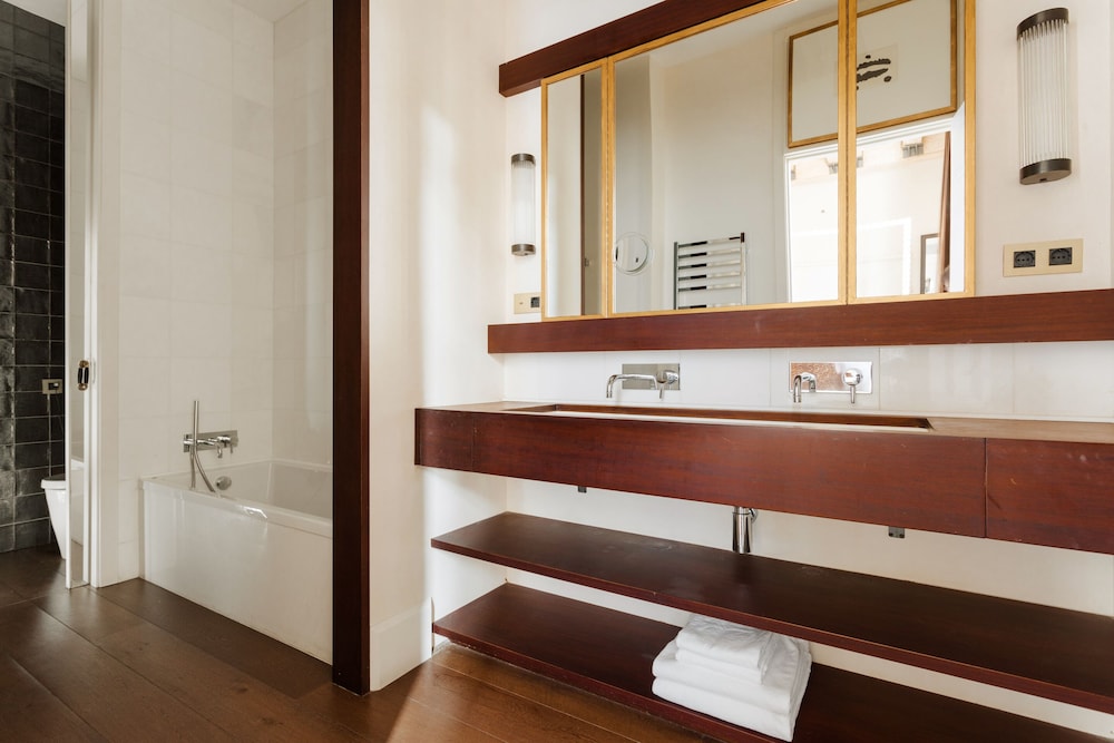 Suite, 1 King Bed, Balcony, City View