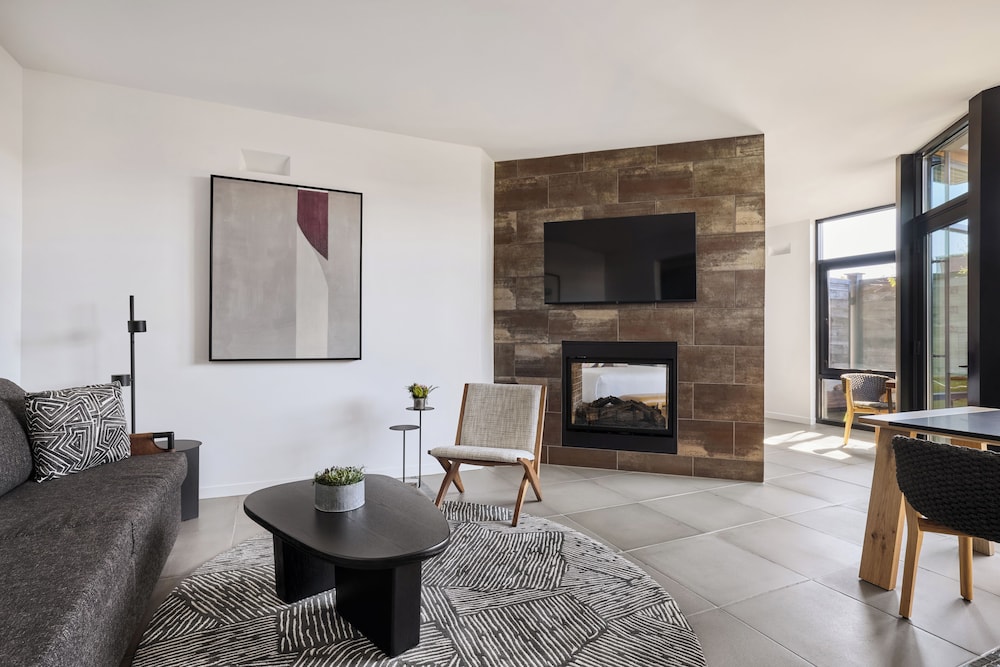 Suite, 1 Bedroom, Mobility Accessible (Tufa) - Photo 2