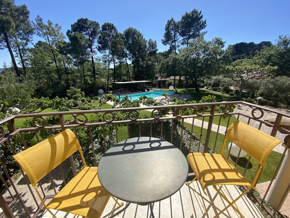 Superior Double or Twin Room, Balcony, Garden Area photo 2