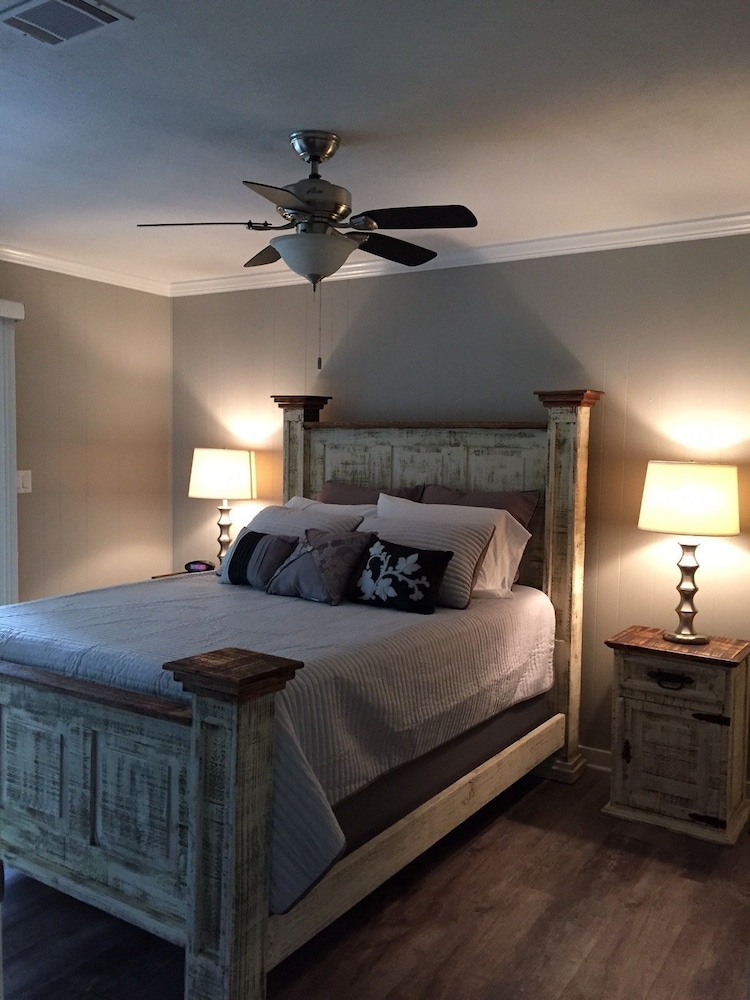 Unit A - Condo, 3 Bedrooms, 2 Bath, 1 King, 2 Queens and 1 Sofa Bed - River View photo 3