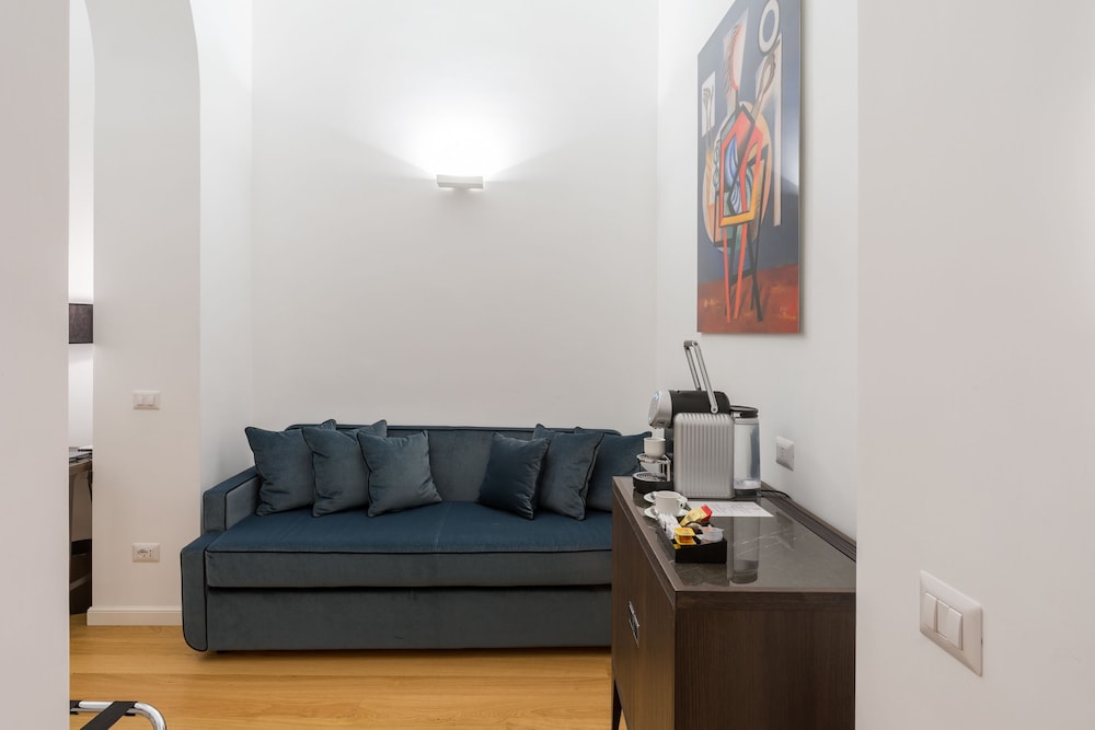 Superior Triple Room, City View photo 3