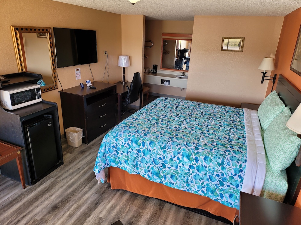 Standard Room, 1 King Bed, Smoking, Refrigerator & Microwave photo 2