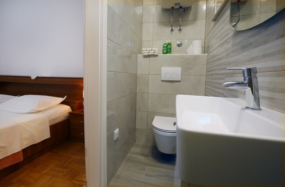 Apartment (Neda - perfect location & free parkin)