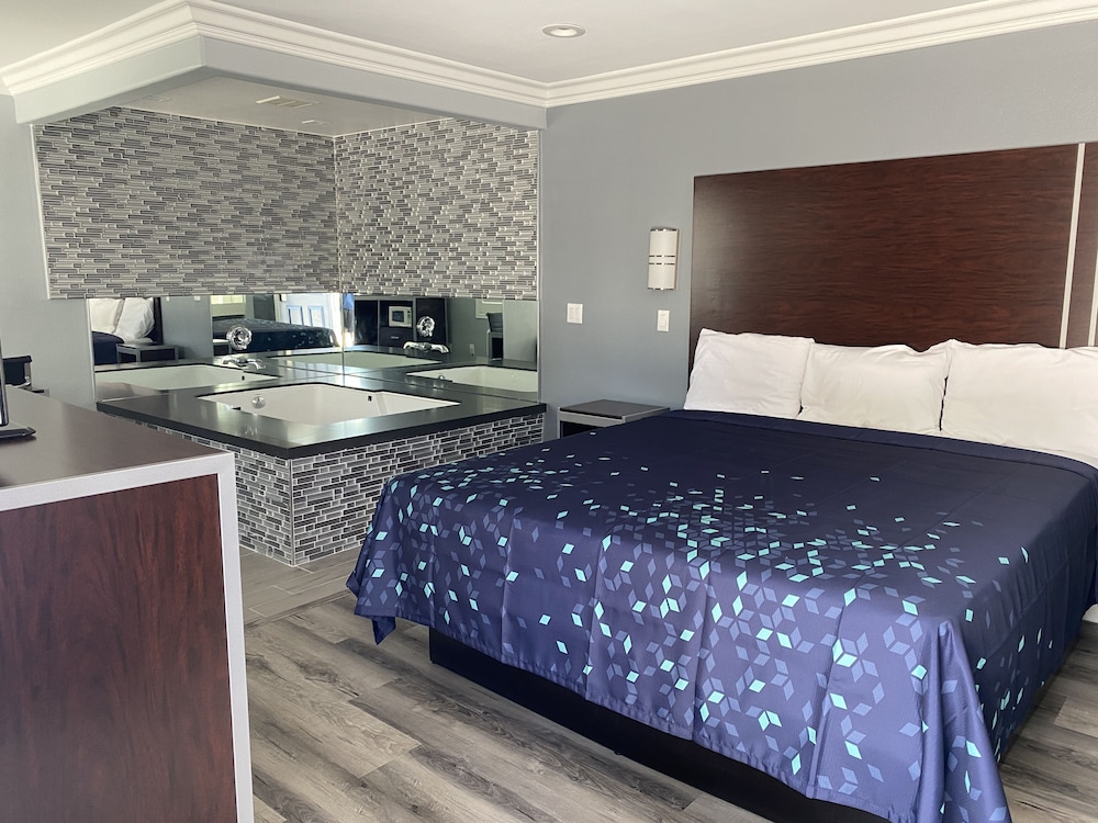 Signature Room, 1 King Bed, Hot Tub
