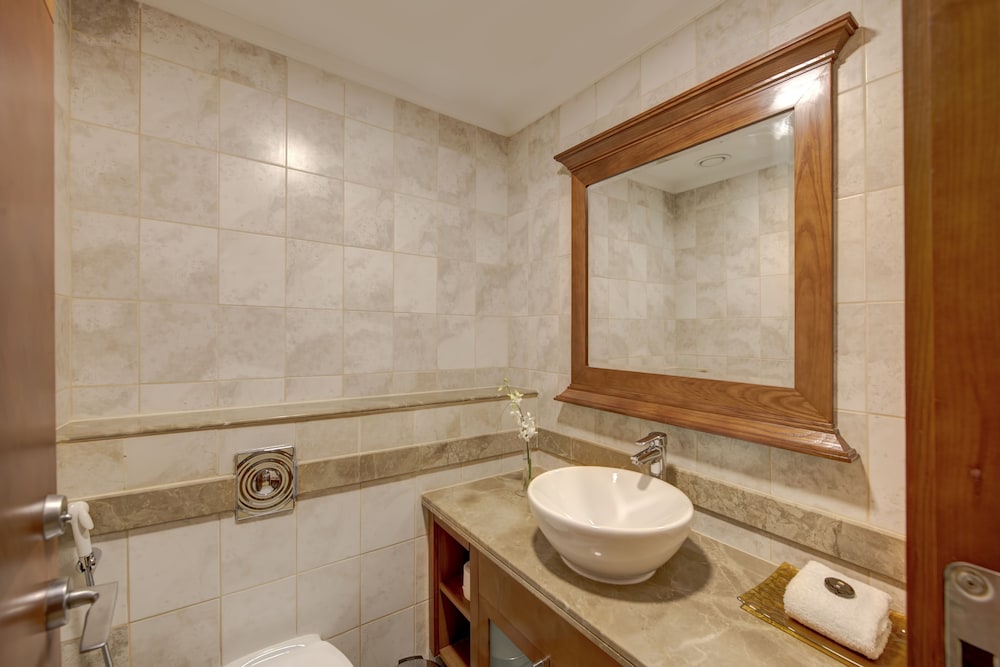 Executive Suite - Photo 6