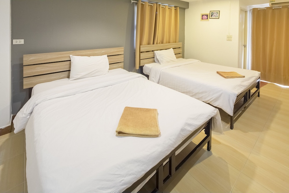 Deluxe Twin Queen Bed Room photo 1