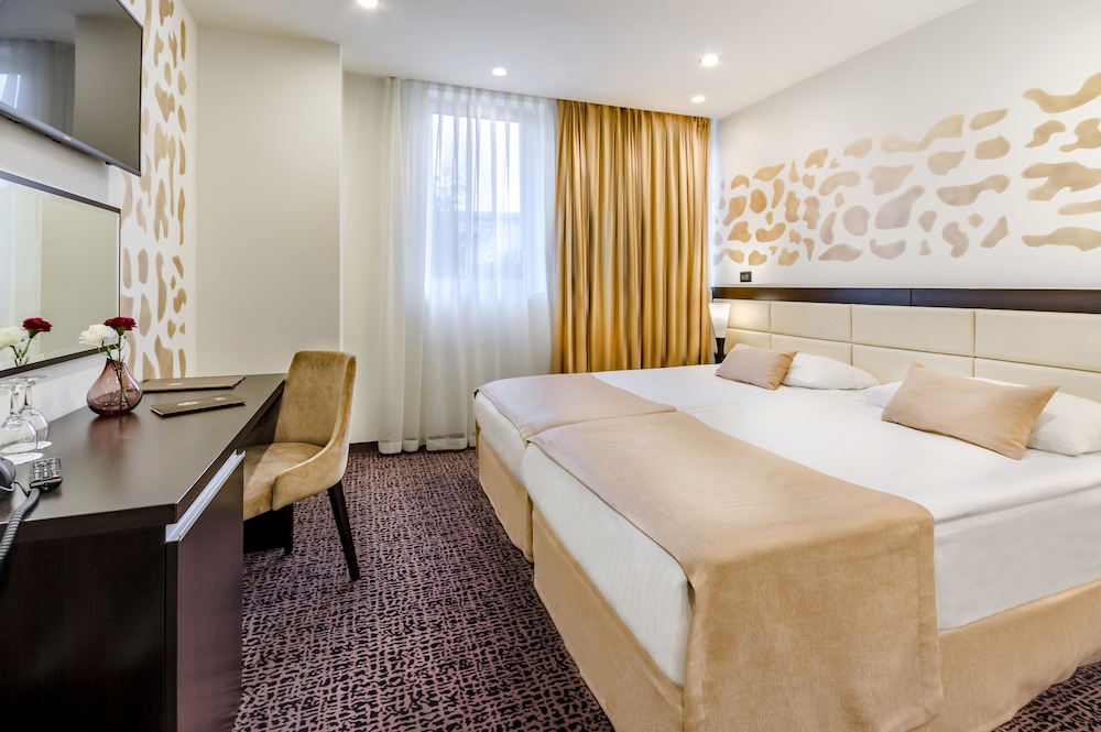 Standard Double or Twin Room photo 1