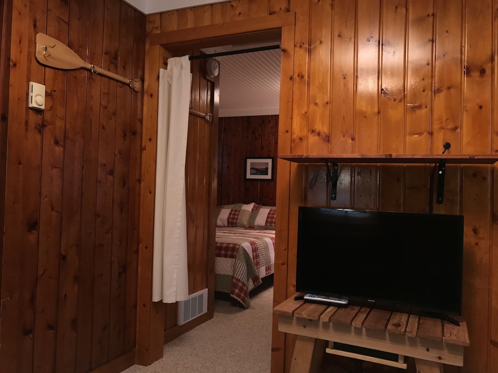 Deluxe Cabin, 1 Double Bed and 1 Queen Bed, Microwave and Refrigerator (Cabin 8) photo 2