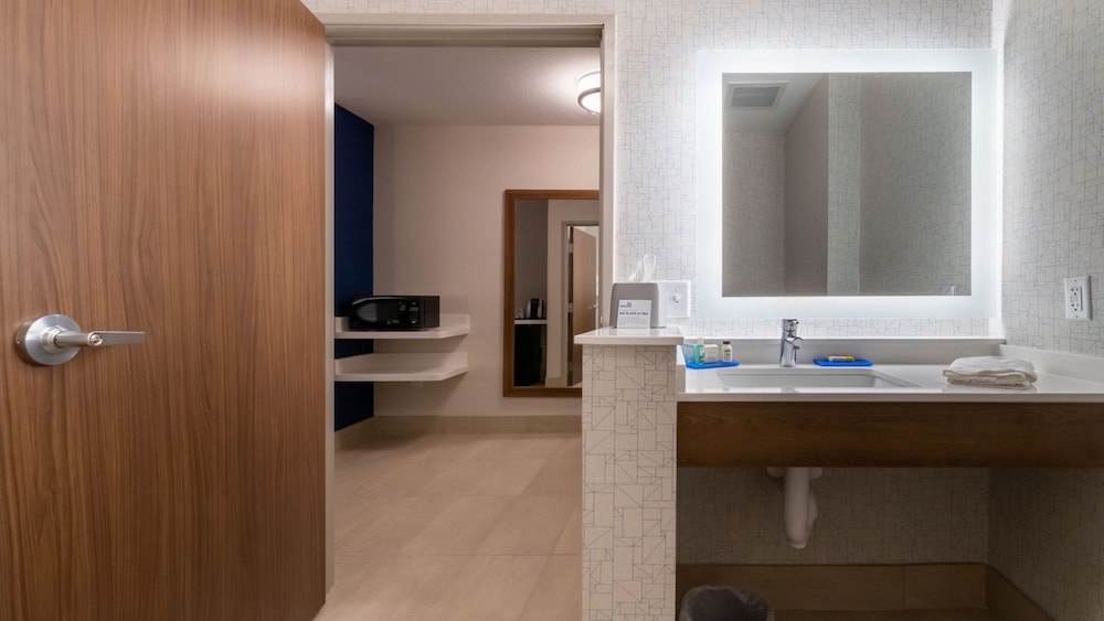 Standard Room, 1 King Bed, Accessible (Communications, Roll-In Shower) - Photo 2