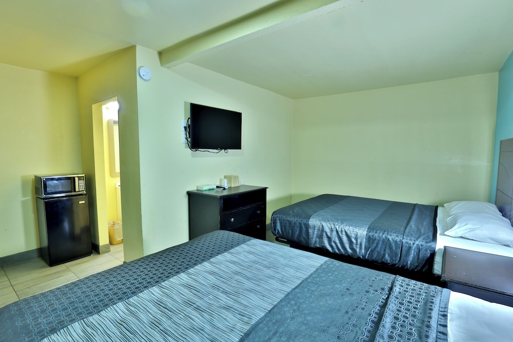 Room, 2 Queen Beds, Smoking - Photo 3