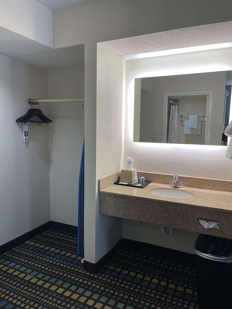 Suite, 1 King Bed, Non Smoking, Refrigerator & Microwave - Photo 4