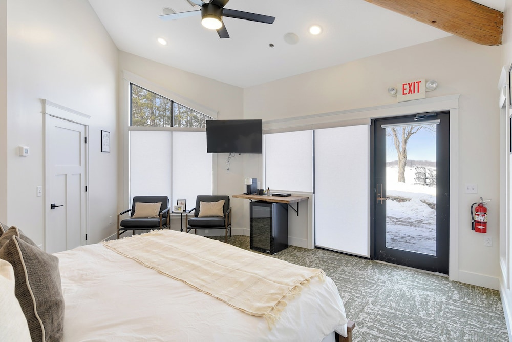 Premium Single Room, Lake View photo 3