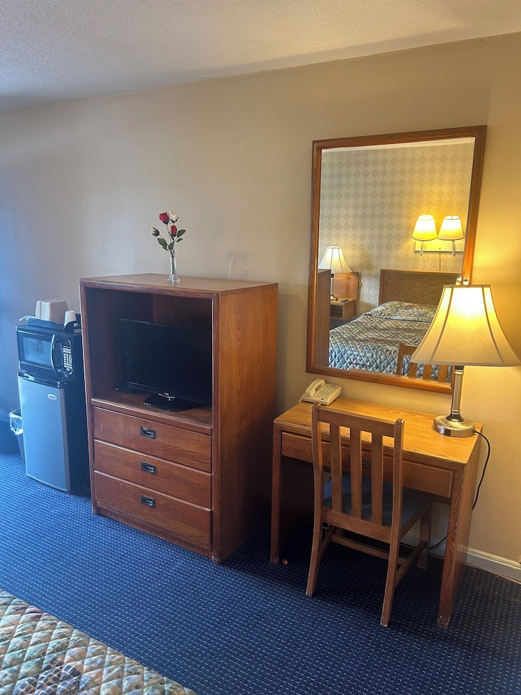 Basic Single Room, 1 Queen Bed photo 3