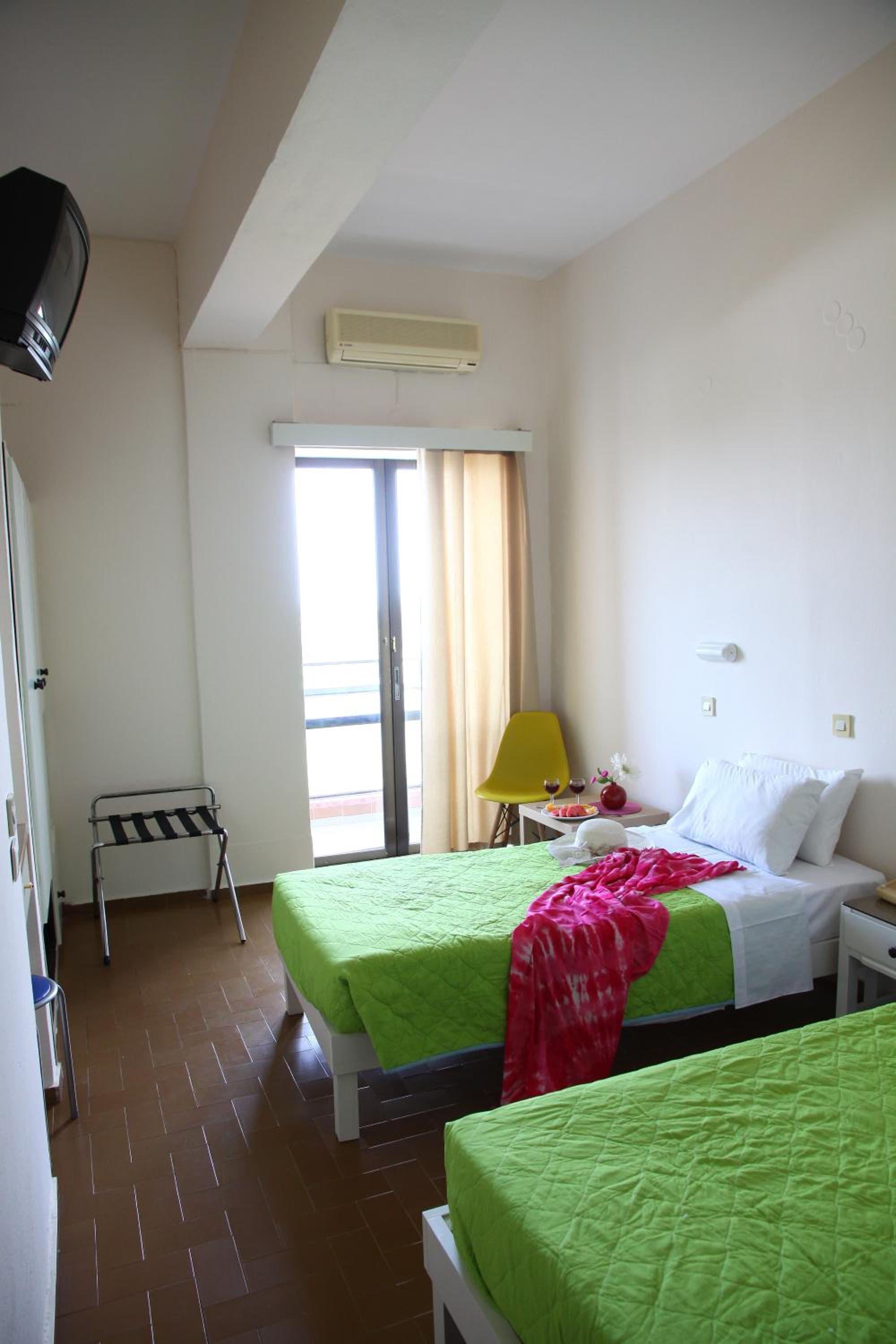 Economy Triple Room photo 2