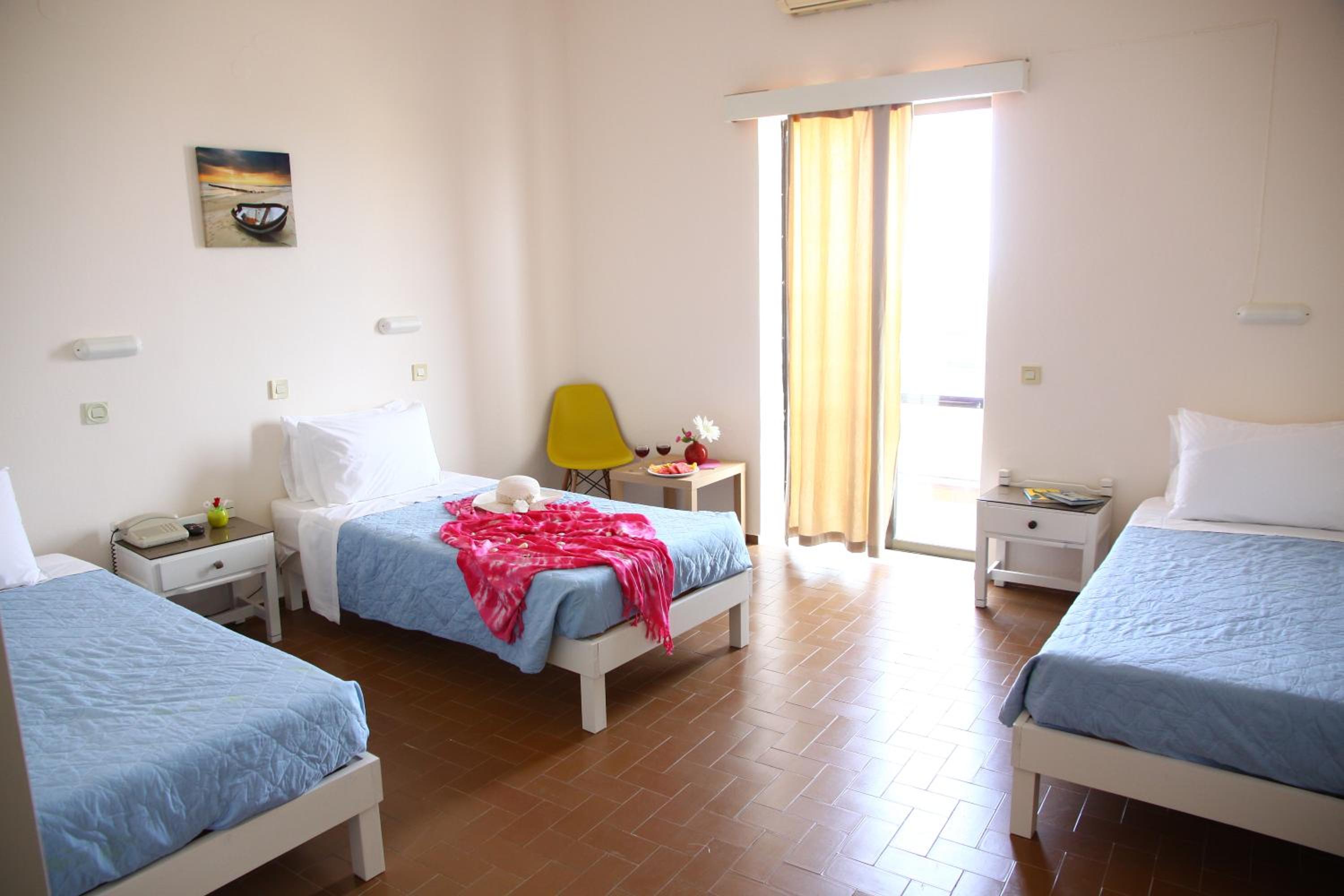 Economy Triple Room photo 3