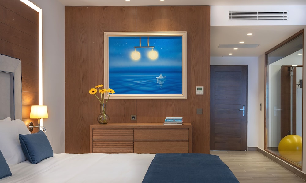Aqua Marine Suite Waterfront with Outdoor Whirlpool and Gym photo 2